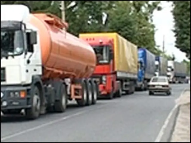 Грузовики на границе. Фото телеканала "Вести"