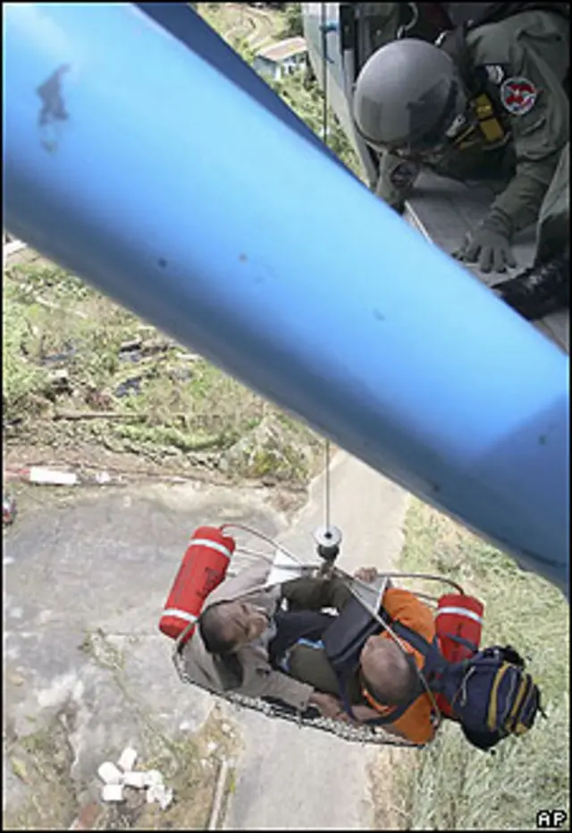 Homem resgatado por helicóptero