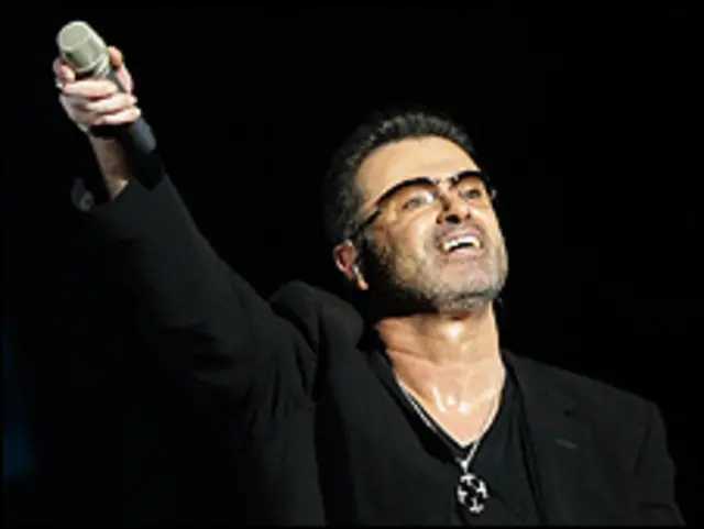 Ca sĩ George Michael nói anh 'hoàn toàn' tỉnh khi đụng xe