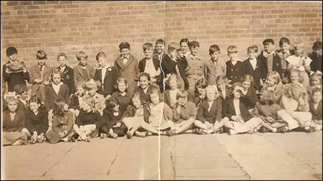 Foto escolar de Paul McCartney com colegas (Foto: cortesia The Beatles Shop / www.beatlesauction.co.uk)