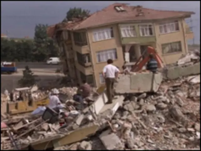 Gölcük'te yıkılan bir binanın enkazı