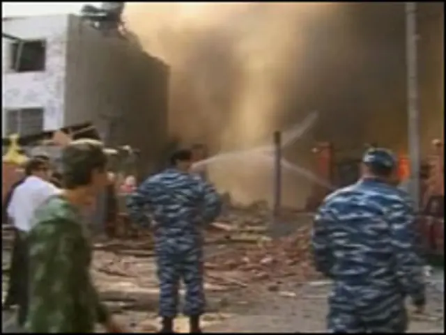 Пожарные и милиция у места взрыва