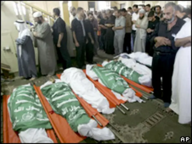 Funeral de policiais do Hamas mortos no confronto