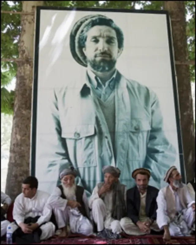 عبداللہ عبداللہ کے جلسوں میں احمد شاہ مسعود کی تصاویر نظر آتی ہیں