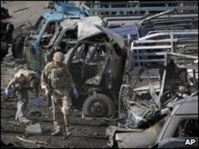 Lính Anh có mặt sau khi vụ đánh bom xảy ra