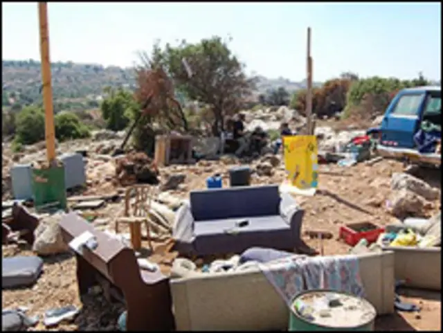 كلما هدمت السلطات الاسرائيلية اكواخا بنى شباب التلال غيرها