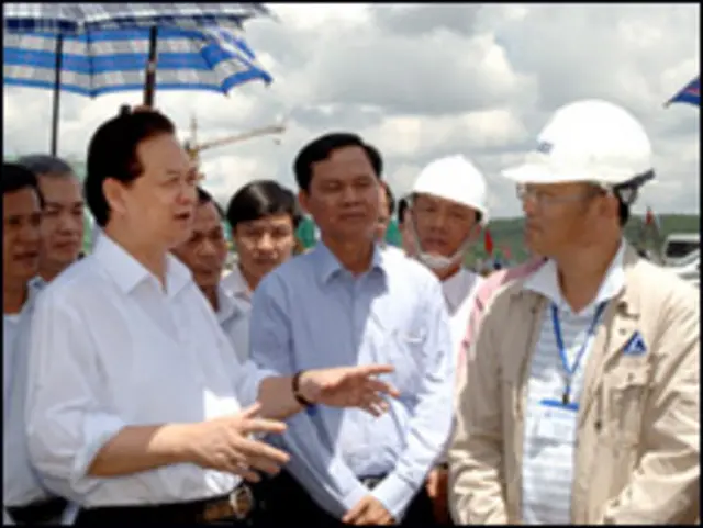 Thủ tướng Nguyễn Tấn Dũng trên công trường xây dựng nhà máy luyện quặng bauxite