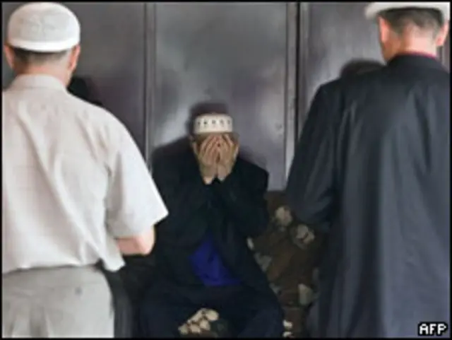 Родственники погибших при взрыве в Назрани на похоронах