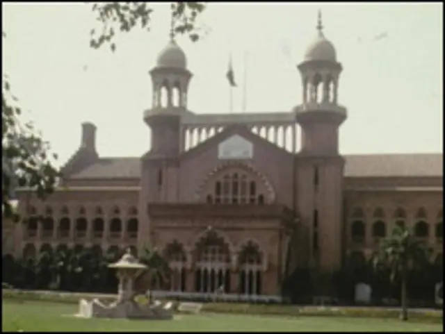 اس سال نوے ہزار پاکستانی سرکاری طور پر اور اتنے ہی حاجی ٹور آپریٹرز کے ذریعے حج کا فریضہ انجام دیں گے