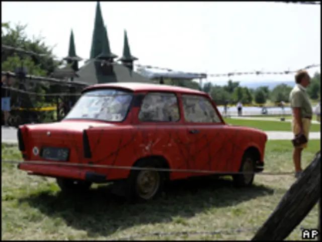 Um Trabant, antigo carro fabricado na Alemanha Oriental, na fornteira entre a Hungria e a Áustri a durante comemoraçõesroleta com 5 rodadas gratisaniversárioroleta com 5 rodadas gratispiquenique (AP, 19roleta com 5 rodadas gratisagosto)