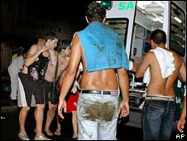 Vítimas do incêndio na boate argentina são socorridas.