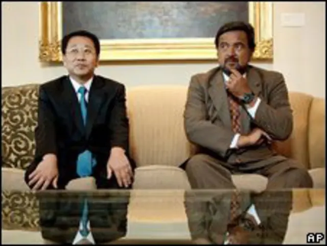 Thống đốc bang New Mexico (phải) và đặc sứ Bắc Hàn