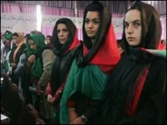 دا اوس د ټاکنو د خپلواک کميسيون لخوا په ټول افغانستان کې د رايې ورکونکو دنوم ليکنې چاره روانه ده 