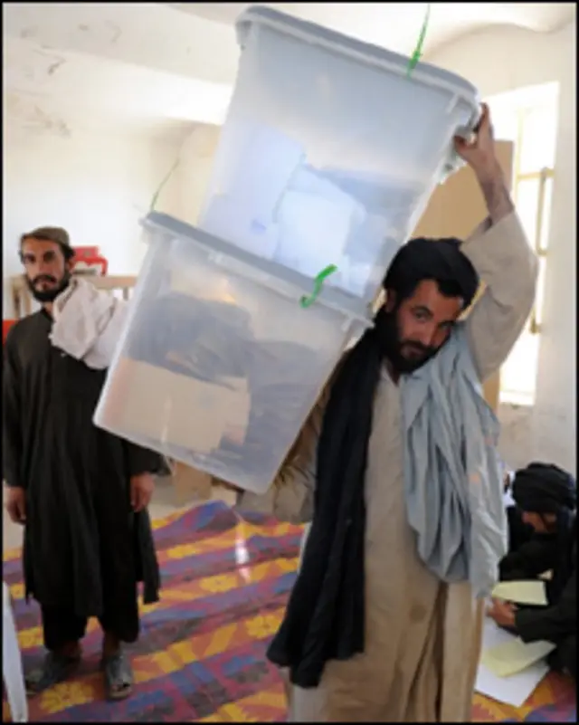 پولنگ کی تکمیل کے بعد عملے نے بیلٹ بکس سربمہر کر کے منتقل کیے