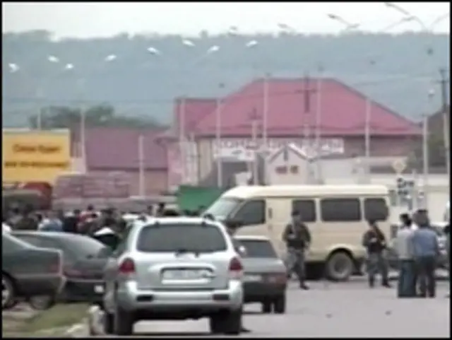 امنيتي سرچینو ویلي برید کوونکو د لنډ وخت لپاره په په ګروزني کې په پارلمان کې موجود کسان بند کړي ول.