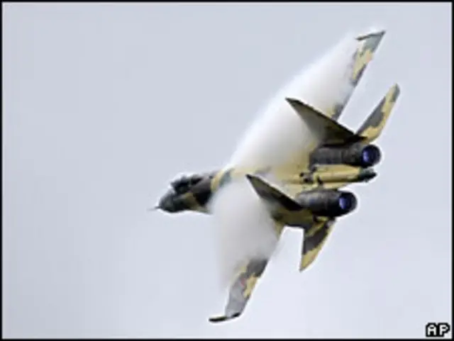 Истребитель Су-35 российских ВВС в полете