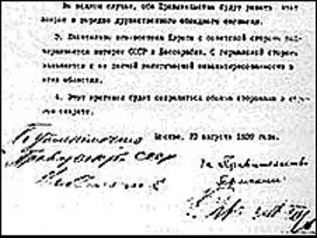 Nghị định thư bí mật được ký bởi von Ribbentrop và Molotov