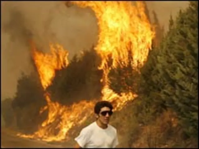 Cháy lớn lan tới khu thị trấn cổ Marathon