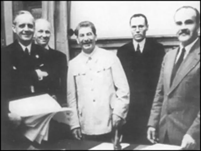 Риббентроп, Сталин, Молотов в Кремле 23 августа 1939 г.