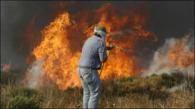 Dùng vòi nước trong nhà đối phó với hỏa hoạn