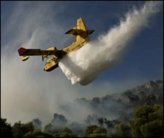 Thả nước xuống các cánh rừng đang cháy