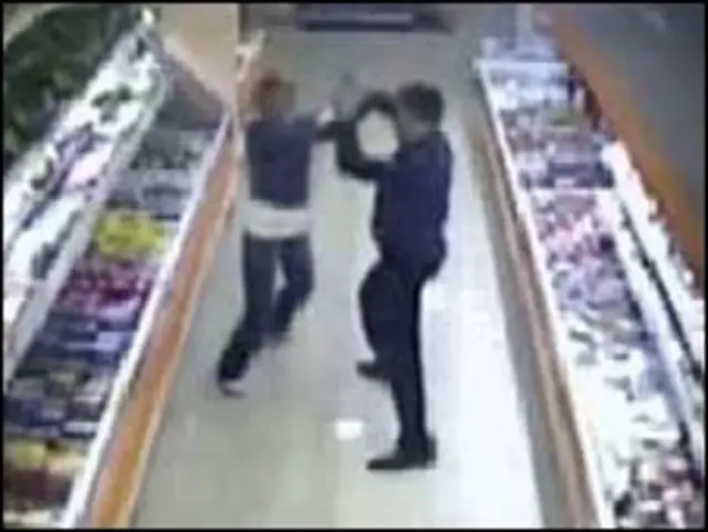 Запись камер наблюдений: женщина в супермаркете оказывает сопротивление Евсюкову