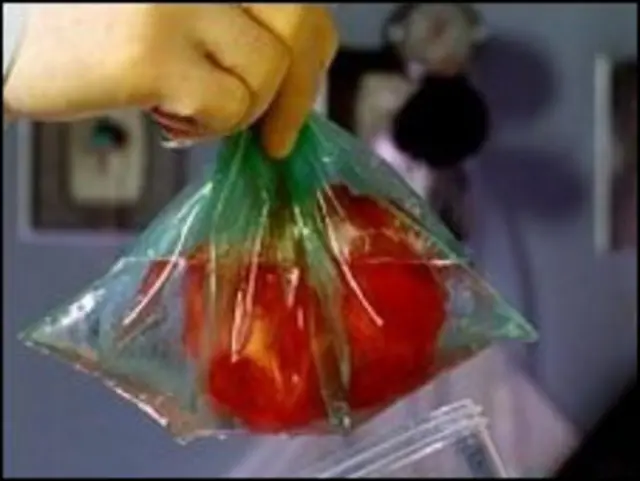 پاکستان کے قانون کے تحت گردوں کی خرید و فروخت کرنے والے شخص کو پانچ برس قید تک کی سزا دی ہوسکتی ہے