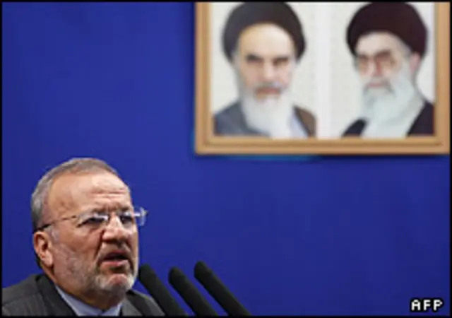 منوچهر متکی، وزیر امورخارجه در اصفخان سخنرانی می کند