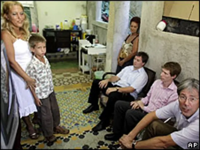 Các nhà ngoại giao châu Âu đến thăm vợ ông Darsi Ferrer