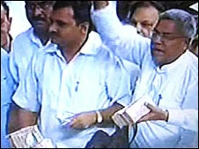 संसद में नोट की गड्डियाँ लिए पहुँचे भाजपा सांसद (फ़ाइल फ़ोटो)