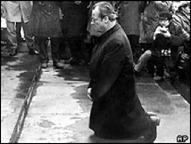 Năm 1970, Thủ tướng Đức Willy Brandt quỳ xuống tại nơi người Do thái nổi dậy ở trại ghetto Warsaw