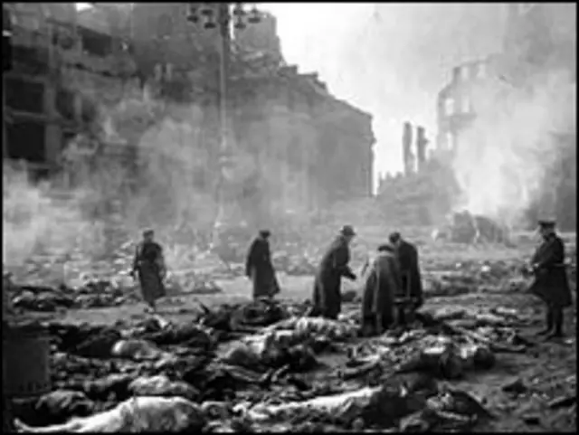 Tháng Hai 1945, Anh đánh bom Dresden làm hàng ngàn người chết