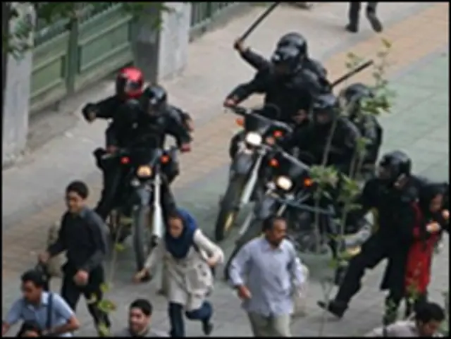 سرکوب معترضان