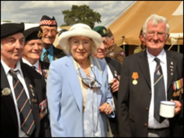 Вера Линн с ветеранами Второй мировой