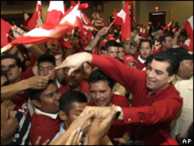 El candidato presidencial del Partido Liberal Liberal, Elvin Santos, inauguró el domingo su campaña.