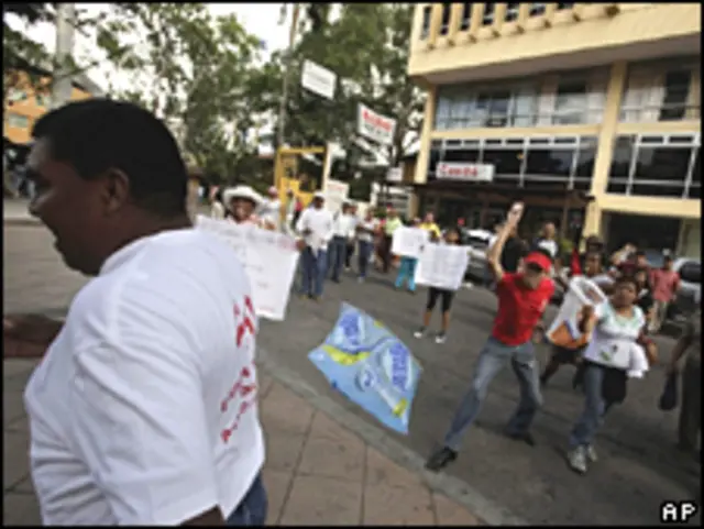 Simpatizantes de Zelaya tiran huevos a seguidores del Partido Liberal, cuyo candidato presidencial comenzó ya su campaña