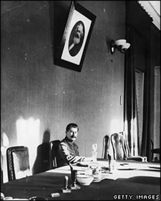Stalin muốn Đức và Tây phương đánh nhau để làm 'ngư ông đắc lợi'