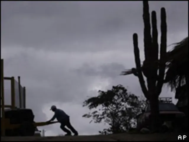 Persona toma precauciones en Cabo San Lucas