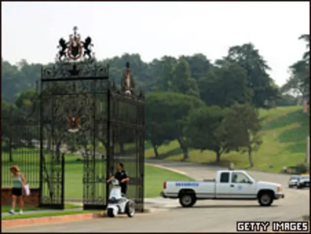 Policiamento no cemitério de Forest Lawn