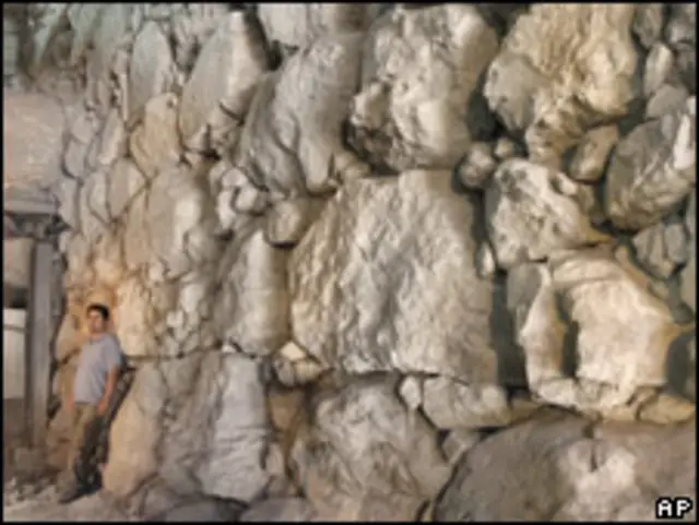 Фрагмент древней стены в Иерусалиме