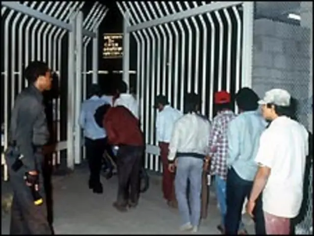 Inmigrantes indocumentados siendo arrestados.