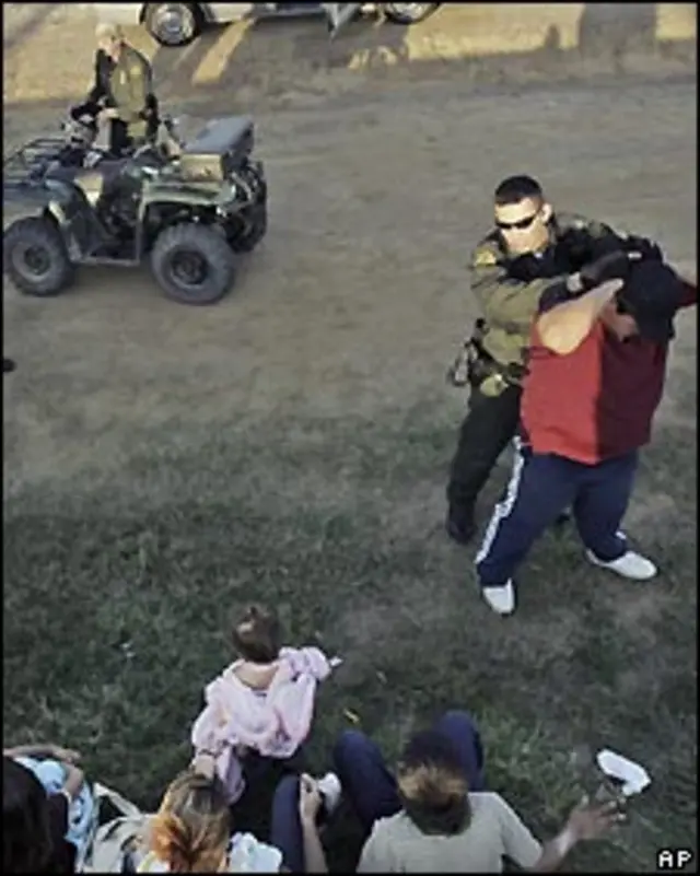 Un agente de Estados Unidos detiene a un inmigrante indocumentado.