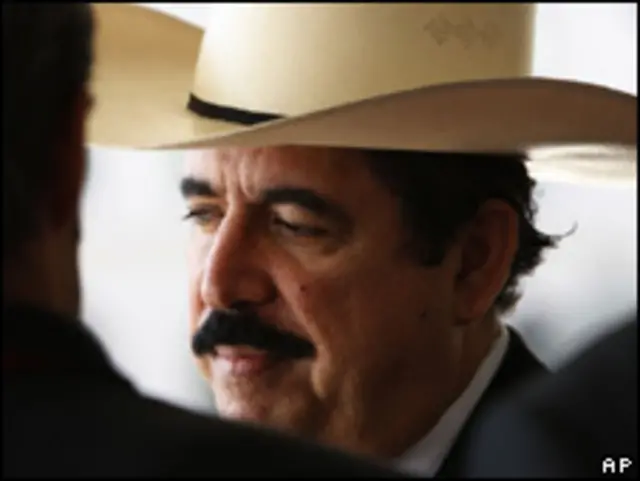 O presidente deposto de Honduras, Manuel Zelaya, após seu encontro com Hillary Clinton, em Washington (AP)