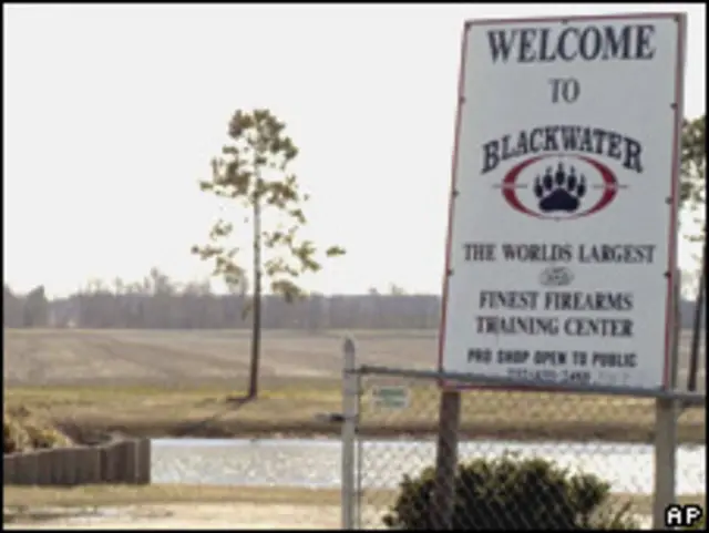 Вывеска на подъезде к штаб-квартире компании Blackwater в штате Северная Каролина (2004 год)