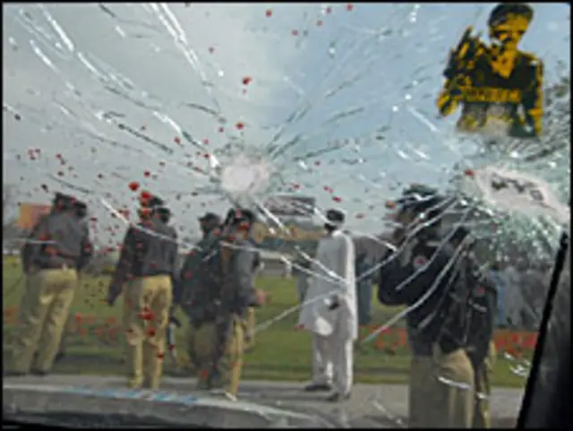 اس حملے کے دوران چھ پولیس اہلکاروں سمیت آٹھ افراد ہلاک ہوگئے تھے