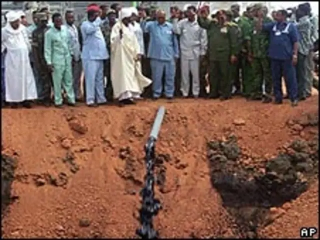 الساسة السودانيين يراقبون اول ضخ للنفط في مضخة نفطية في وسط السودان 