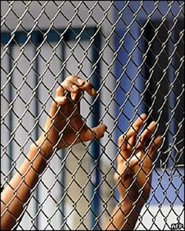 Imigrante ilegal preso em centro de detenção na Costa Rica