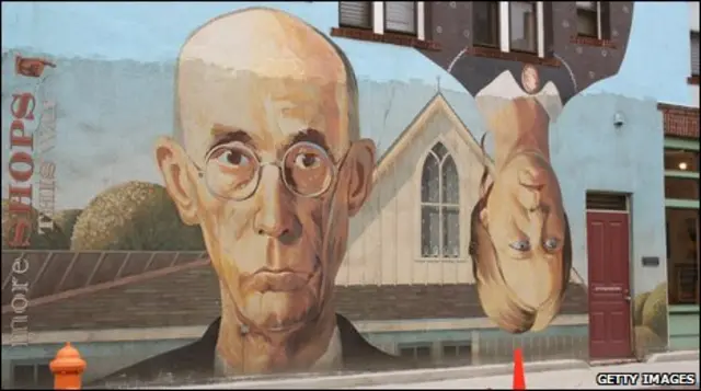 Una réplica de la pintura de Grant Wood que muestra a una pareja del medio-oeste hogareña e interdependiente.