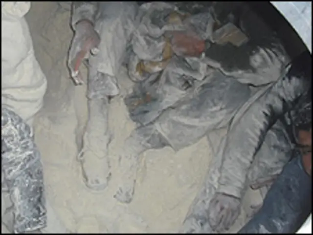 تارکین وطن کیلے سے ٹرکوں میں انگلش چینل عبور کرنے کی کوشش کرتے ہیں