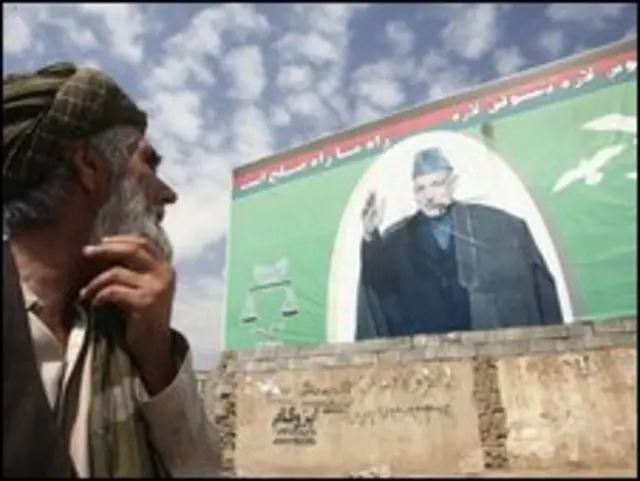 Một người Afghanistan nhìn áp phích bầu cử